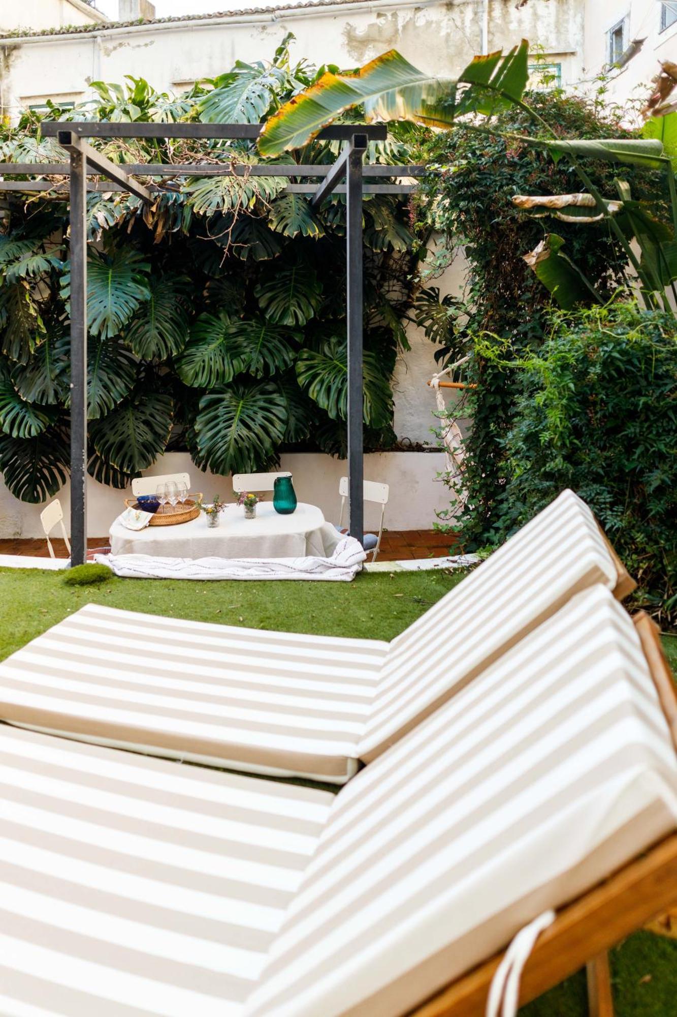 Pool & Garden In The Heart Of Apartment Lisbon