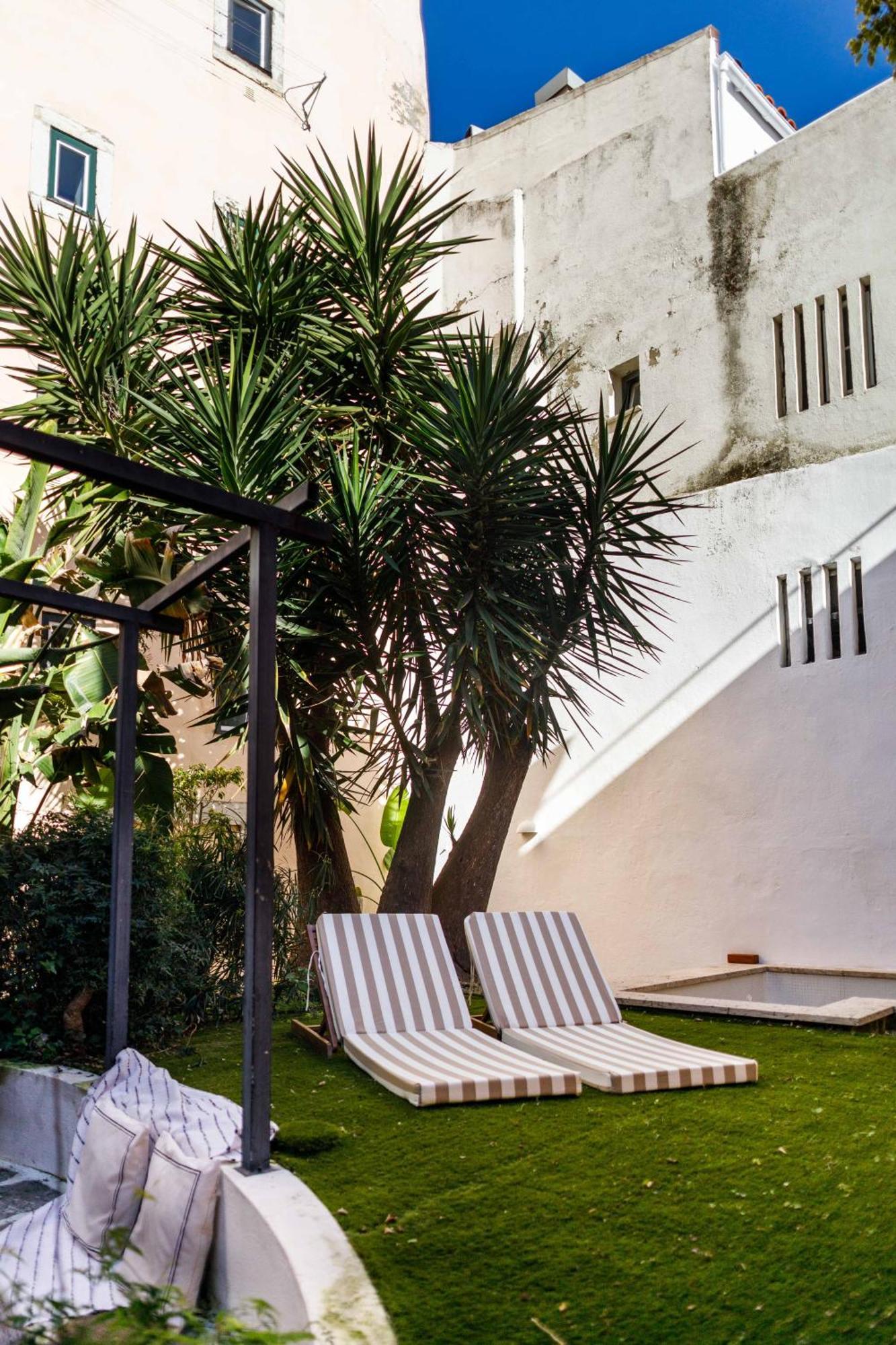 Apartment Pool & Garden In The Heart Of Lisbon